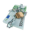 Euro Geldscheine mit Schloss und Kette.