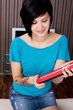 junge Frau mit Geschenk