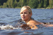 Foto: Mädchen beim schwimmen Mädchen beim schwimmen
