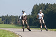 Zwei Frauen beim skaten im Sommer