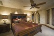 Foto: Silk bedcover on antique bed in Palm Springs home Silk bedcover on antique bed in Palm Springs home