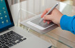 tablet mit hand