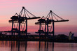 Containerterminal im Hamburger Hafen bei Sonnenuntergang Containerterminal im Hamburger Hafen bei Sonnenuntergang