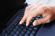 Hand auf Laptop Hand auf Laptop