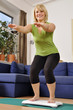 Junge Frau auf Trainings-Board