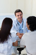 Foto: Smiling doctor explaining diagnosis to a couple Smiling doctor explaining diagnosis to a couple