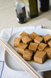 Marinierter Tofu mit Holzspießen Marinierter Tofu mit Holzspießen