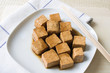 Marinierter Tofu mit Spießen Marinierter Tofu mit Spießen