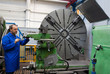 Älterer Arbeiter der Metallindustrie an CNC Fräsmaschine.