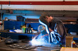 Schweisser in Werkstatt in der Metall Industrie