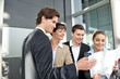 business team bespricht sich mit unterlagen in der hand business team bespricht sich mit unterlagen in der hand