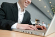 hände von business mann tippen auf laptop tastatur in büro hände von business mann tippen auf laptop tastatur in büro