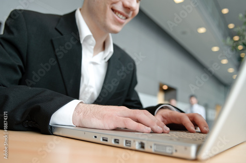 Foto: hände von business mann tippen auf laptop tastatur in büro hände von business mann tippen auf laptop tastatur in büro