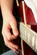 médiator sur la guitare