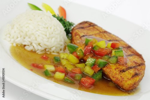Foto: Hähnchenbrustfilet mit Paprikasoße und Reistimbale Hähnchenbrustfilet mit Paprikasoße und Reistimbale