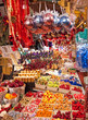 Marché de Noêl - un stand de décorations de Noël Marché de Noêl - un stand de décorations de Noël
