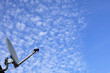 Parabole sur ciel bleu