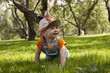 Foto: The boy playing on the grass The boy playing on the grass