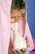Foto: Femme malade soigne un rhume par inhalation Femme malade soigne un rhume par inhalation