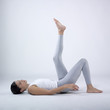 jeune femme sportive couchée au sol