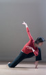 jeune femme en position fitness