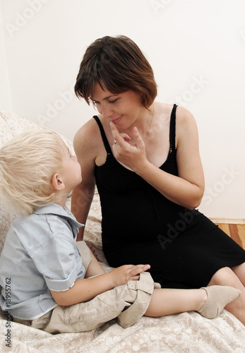 Foto: pregnant woman and little boy pregnant woman and little boy