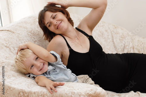 Foto: pregnant woman and little boy pregnant woman and little boy
