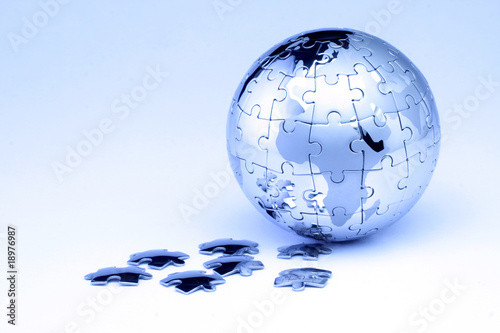 Foto: Jigsaw globe puzzle on white Jigsaw globe puzzle on white