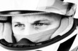 regard concentré d'un pilote de course automobile