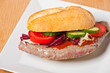 Steaksandwich auf einem weißen Teller Steaksandwich auf einem weißen Teller