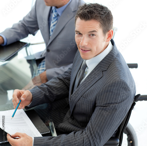 Foto: Close-up of a caucasian businessman in a wheelchair Close-up of a caucasian businessman in a wheelchair