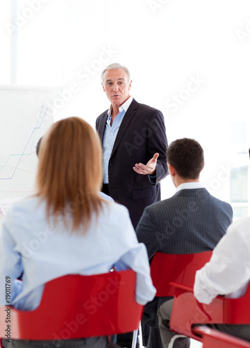 Foto: Senior businessman giving a conference Senior businessman giving a conference