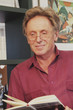 Mann liest Buch