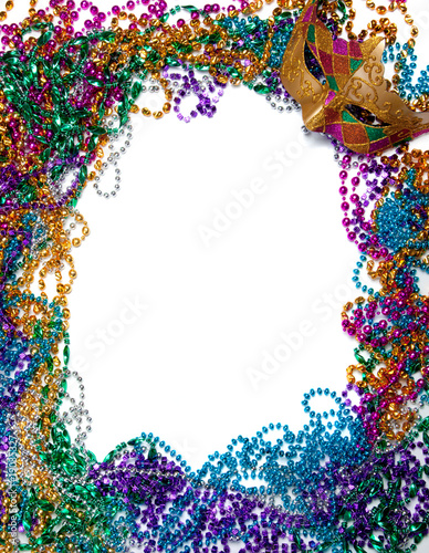Foto: Border made of mardi gras bead and mask on white Border made of mardi gras bead and mask on white