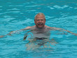 älterer Mann im Urlaub, Swimmingpool, Wassergymnastik