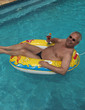 älterer Mann im Urlaub, Swimmingpool, Schlauchboot