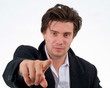Ein Mann zeigt mit dem Zeigefinger