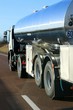 Camion citerne roulant sur autoroute