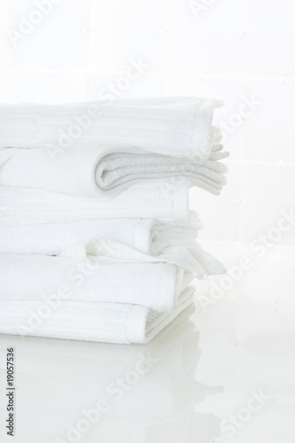 Foto: Heimtextilien,Stapel Handtuecher auf weiss, Nahaufnahme. Heimtextilien,Stapel Handtuecher auf weiss, Nahaufnahme.