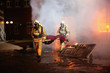 Feuerwehrleute tragen ein Unfallopfer