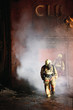 Feuerwehrmann trägt ein Unfallopfer