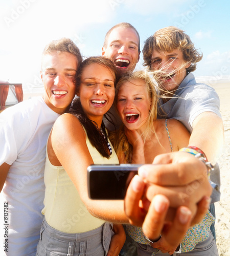 Foto: Self photography - Young teenage group enjoying at the beach Self photography - Young teenage group enjoying at the beach