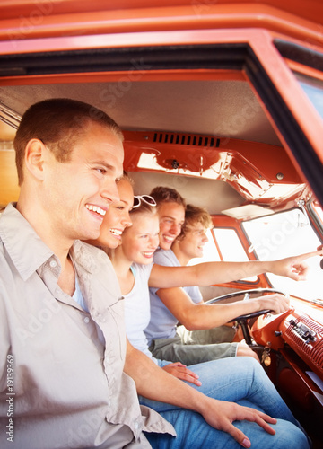 Foto: Group of friends inside a mini van heading to the beach Group of friends inside a mini van heading to the beach