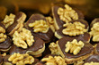 Gefüllte Schokoladenherzen mit Schokoglasur und Walnuß