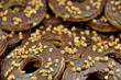 Schokokringel mit Haselnusskrokant und Marmeladen-Füllung