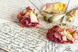 Rosenblüten auf Schrift