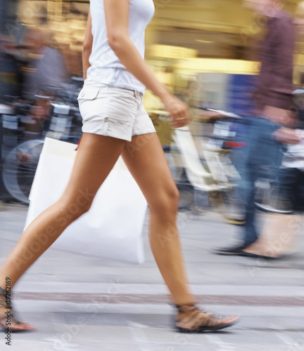 Foto: Side view of a woman with shopping bags Side view of a woman with shopping bags