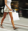 Foto: Blur image of a woman with shopping bags Blur image of a woman with shopping bags
