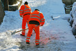 Ein Gehweg wird von Schnee geräumt