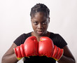 regard gants jeune femme noire prete au combat boxe